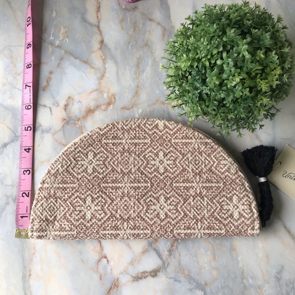 Universal Thread Half Moon Shaped Small Clutch New - Picture 7 of 7